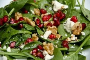 Salada Refrescante de Romã e Quinoa