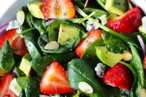 Salada de Espinafre com Morangos e Nozes Caramelizadas