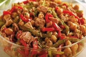 Salada de grão-de-bico com atum