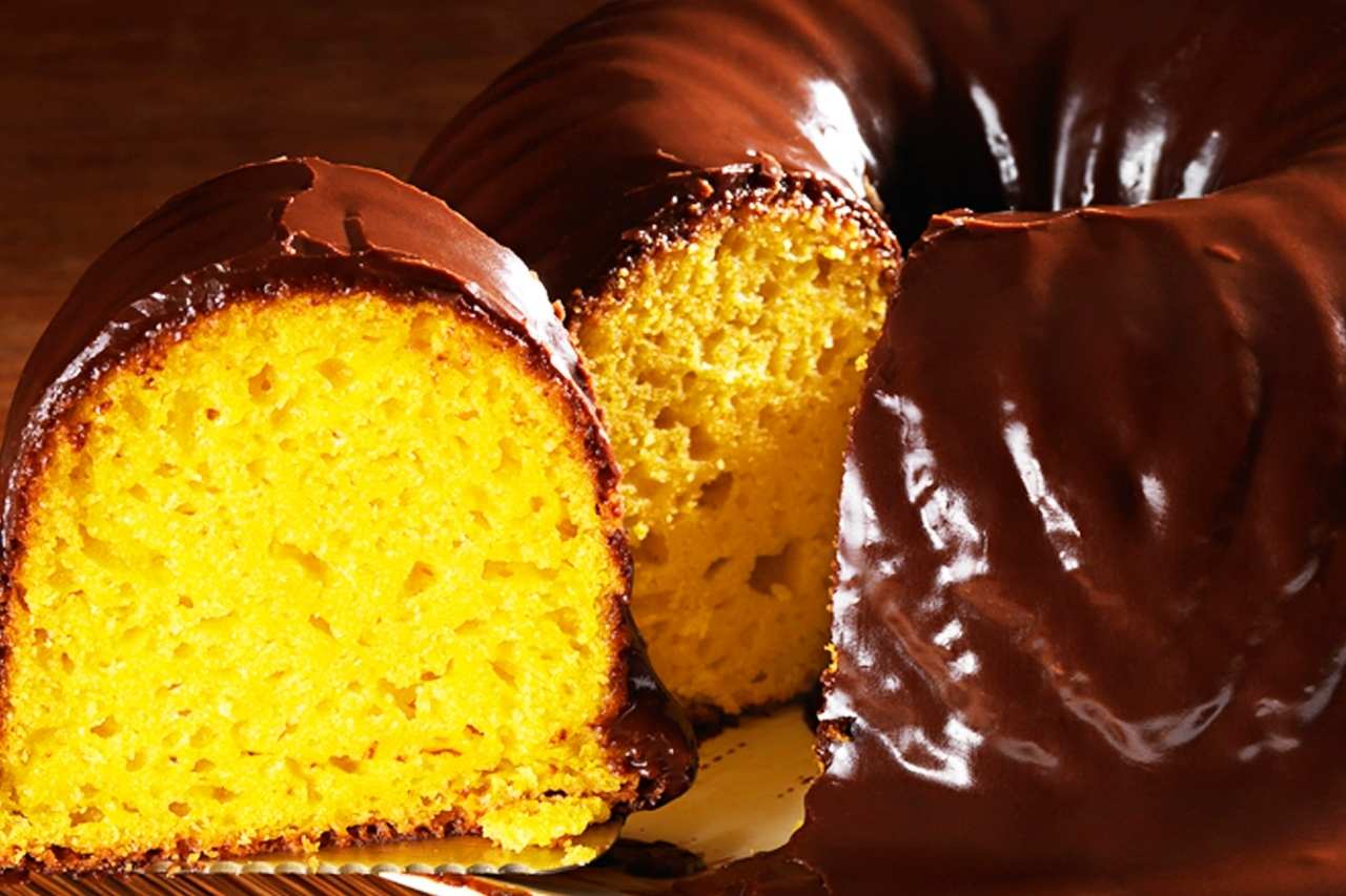 Bolo de Cenoura Fofinho: O segredo para a massa aerada que nunca sola.