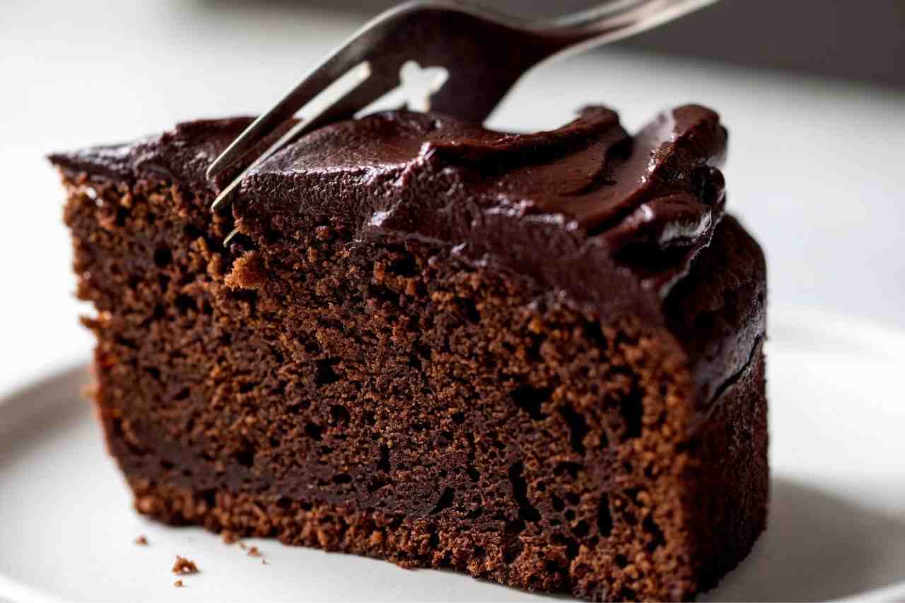 Bolo de Chocolate Fofinho: O segredo para a massa aerada que derrete na boca.