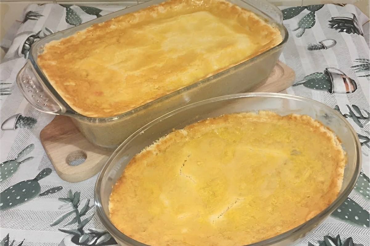 Empadão de frango cremoso com massa de 2 ingredientes e recheio que derrete na boca