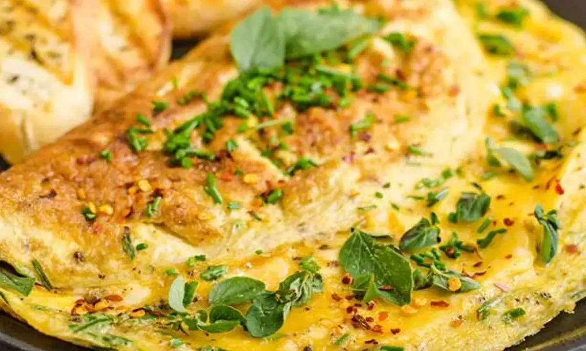 Omelete de Queijo Coalho Gourmet: Como fazer o café da manhã proteico e muito suculento