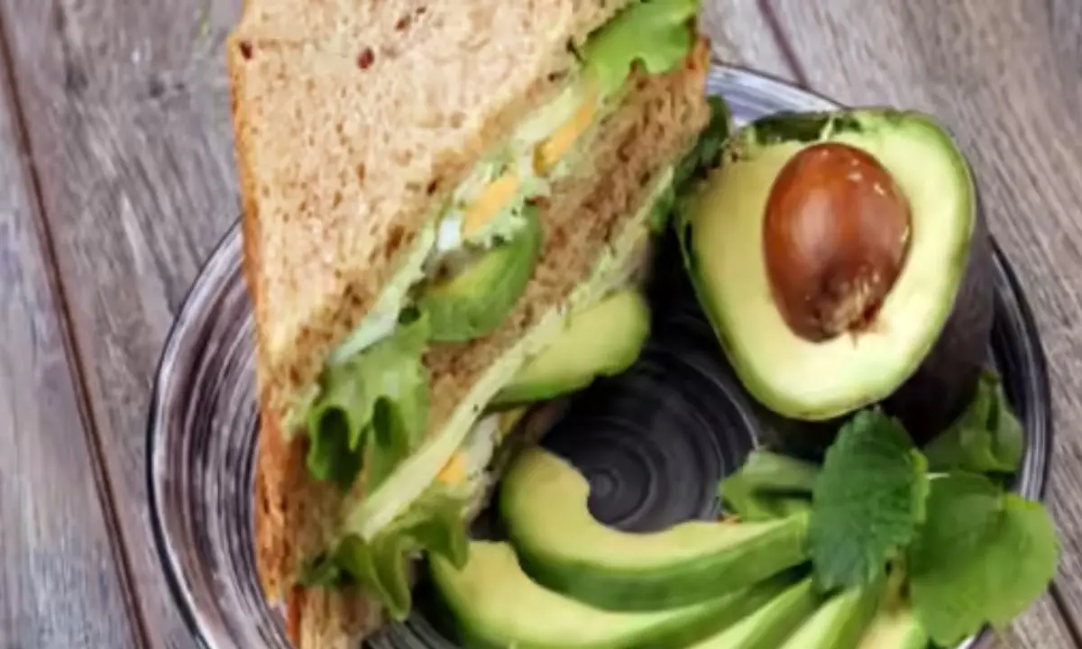 Toast de Abacate Grelhado: A opção saudável e rápida que vai mudar o seu café da manhã.